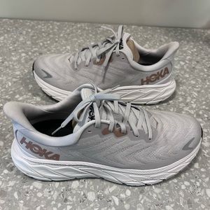 HOKA Arahi 6 Road-Running Shoes - Women's
Nimbus Cloud/Rose Gold 9 EUC
